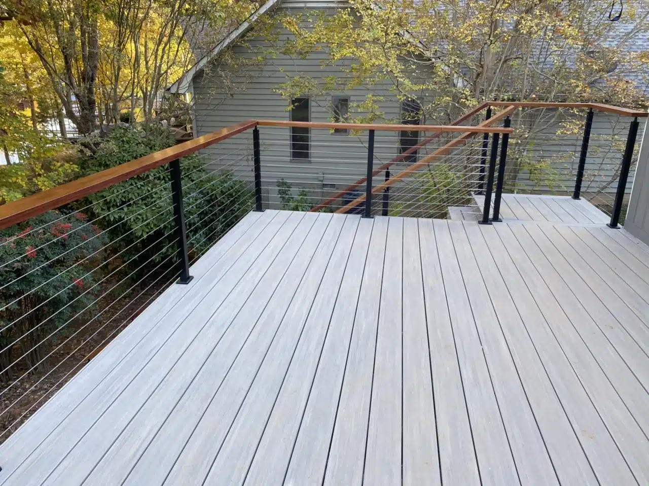 Composite-Deck-with-Cable-Railing